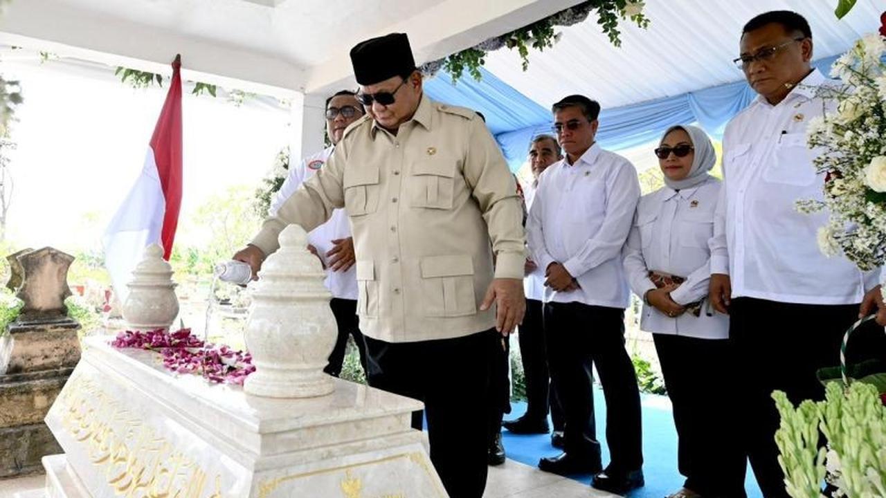 Presiden Prabowo Ziarah ke Makam Marsinah Usai Resmikan Museum di Nganjuk, Hormati Perjuangan Buruh