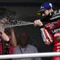 Pembalap Ducati Lenovo Team, Pecco Bagnaia, melakukan selebrasi setelah berhasil meraih kemenangan dalam balapan MotoGP Spanyol 2023 di Sirkuit Jerez pada Minggu (30/4/2023). (AP Photo/Jose Breton)