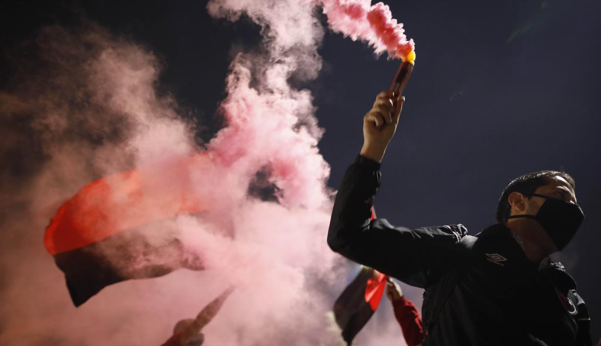 Suporter Newell's Old Boys melakukan aksi turun ke jalan di Rosario, Argentina, Kamis (27/8/2020). Dalam aksi tersebut mereka meminta klub memboyong kembali Lionel Messi. (AP Photo/Natacha Pisarenko)