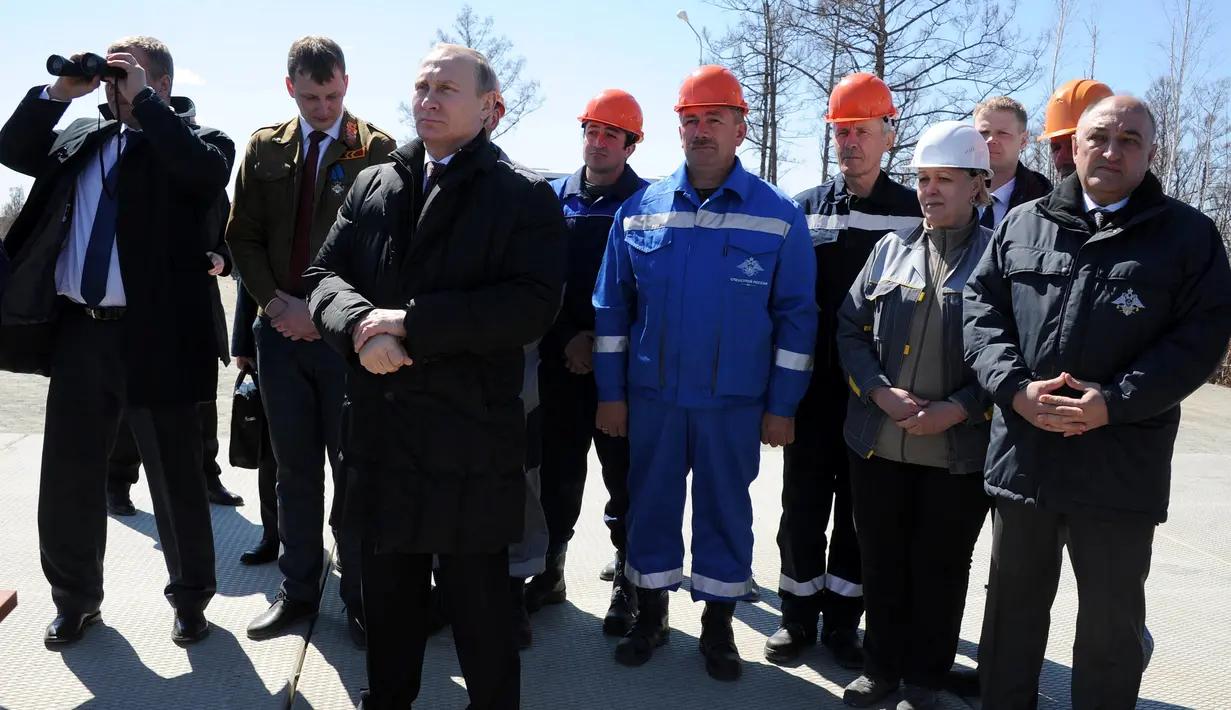 Presiden Rusia Vladimir Putin (depan) menyaksikan peluncuran roket Soyuz-2.1A dari kosmodrom Vostochny baru dalam misi membawa satelit Lomonosov, Aist-2D, dan Samsat-218 di Amur Region, Rusia, (28/4). (REUTERS/ Kirill Kudryavtsev)