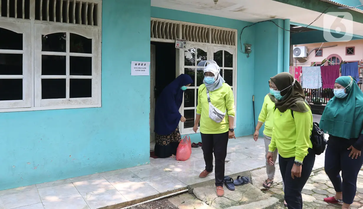 Warga mendistribusikan bantuan bahan pokok di RT03/RW03, Kelurahan Cilangkap, Jakarta, Jumat (21/5/2021). Bantuan sebagai bentuk kepedulian terhadap warga yang melakukan isolasi mandiri karena terkonfirmasi Covid-19. (Liputan6.com/Herman Zakharia)
