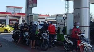 Antrean BBM Mengular di Makassar, Ganjil Genap Mulai Diterapkan