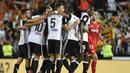 Para pemain Valencia merayakan kemenangan atas Sevilla pada laga La Liga Spanyol di Stadion Mestalla, Sabtu (21/10/2017). Valencia menang 4-0 atas Sevilla. (AFP/Jose Jordan)