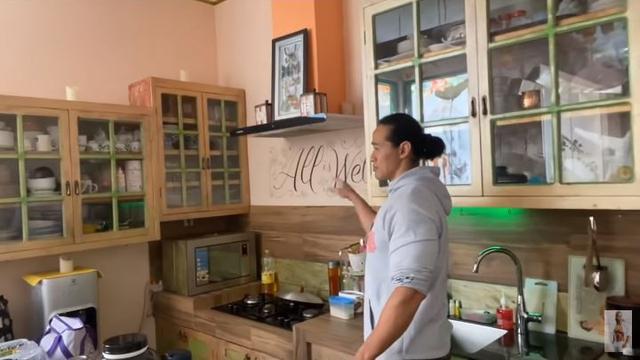 7 Potret Rumah Ade Rai di Bandung, Nyaman dan Kental Nuansa Bali