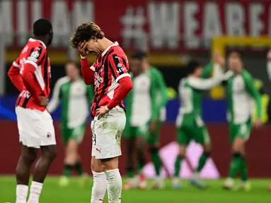 Ekspresi pemain AC Milan, Joao Felix (kedua kiri) setelah terjadi gol Feyenoord saat laga kedua play-off fase gugur Liga Champions 2024/2025 di stadion San Siro, Milan, pada 18 Februari 2025 waktu setempat atau Rabu 19 Februari 2025 dini hari WIB. (Marco BERTORELLO/AFP)