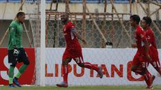 Selebrasi bek Persik Kediri, Andri Ibo (kedua dari kiri) usai mencetak gol kedua timnya ke gawang Madura United lewat eksekusi penalti dalam laga Grup C Piala Menpora 2021 di Stadion Si Jalak Harupat, Bandung, Sabtu (3/4/2021). Persik menang 2-1 atas Madura United. (Bola.com/Ikhwan Yanuar)