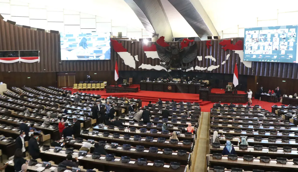 Suasana ruang rapat paripurna jelang pembukaan Sidang Paripurna Masa Persidangan IV 2019-2020 di Kompleks Parlemen, Jakarta, Senin (15/6/2020). Rapat beragendakan penyampaian fraksi atas kerangka ekonomi makro dan pokok-pokok kebijakan fiskal RAPBN 2021. (Liputan6.com/Helmi Fithriansyah)