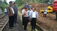 Menteri Perhubungan, Budi Karya Sumadi, meninjau lokasi rencana groundbreaking pembangunan jalur rel ganda (double track) kereta api Sukabumi-Bogor. (Liputan6.com/Mulvi Mohammad)