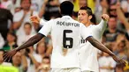 Keceriaan Emmanuel Adebayor (kiri) dan Cristiano Ronaldo pada partai pamungkas La Liga 2010-2011 di Santiago Bernabeu, 21 Mei 2011. AFP PHOTO/DANI POZO