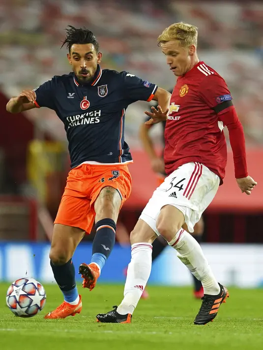 Pemain Manchester United Donny van der Beek berebut bola dengan pemain Istanbul Basaksehir Irfan Can Kahveci pada pertandingan Grup H Liga Champions di Old Trafford, Manchester, Inggris, Selasa (24/11/2020). MU memuncaki Grup H usai menang 4-1 atas Istanbul Basaksehir. (AP Photo/Dave Thompson)