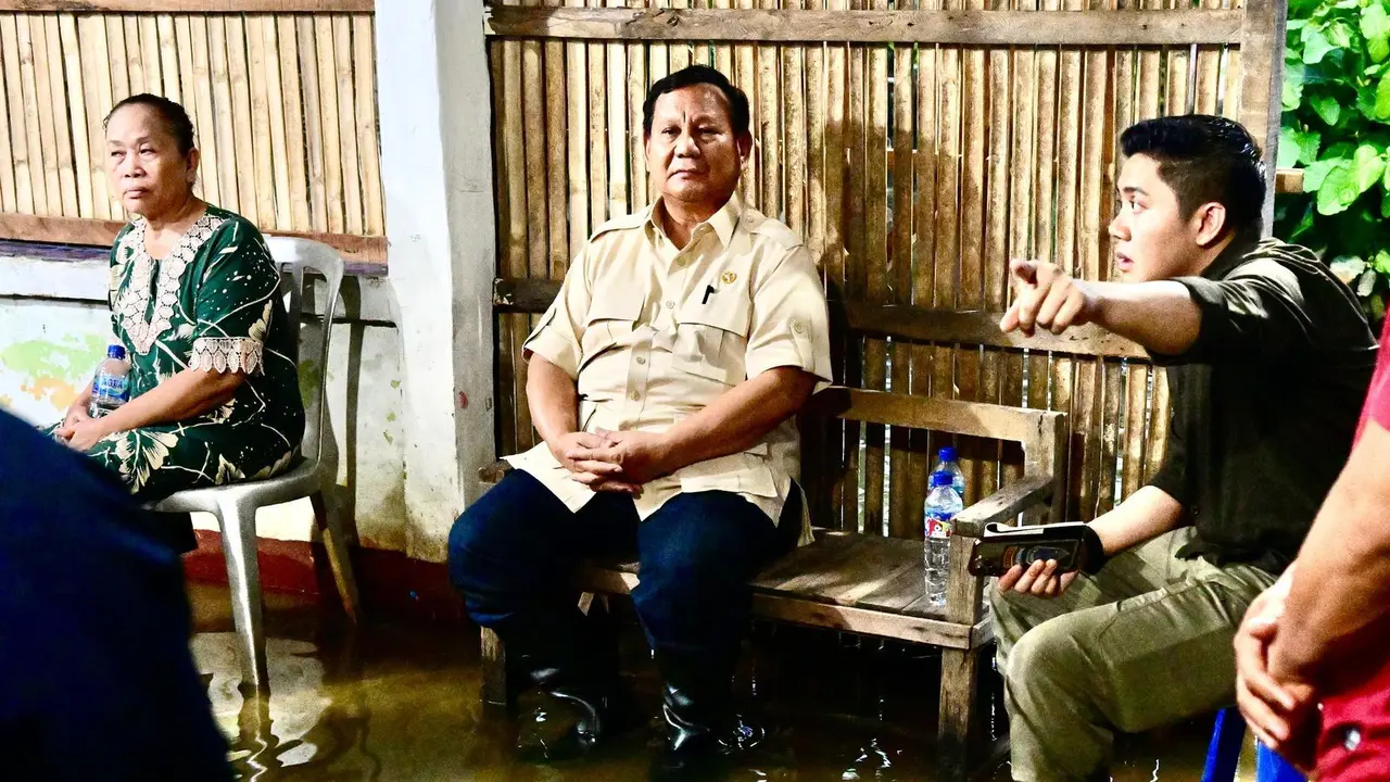 Presiden Prabowo Subianto mengunjungi masyarakat terdampak banjir di Babelan, Kabupaten Bekasi, Jawa Barat, pada Sabtu, 8 Maret 2025. (Foto: Rusman - Biro Pers Sekretariat Presiden)