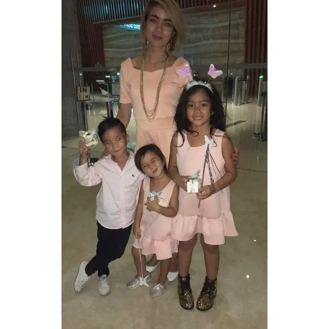 Pernah Jadi Single Parent, Ini 6 Potret Lawas Sheila Marcia Bareng 3 Anaknya