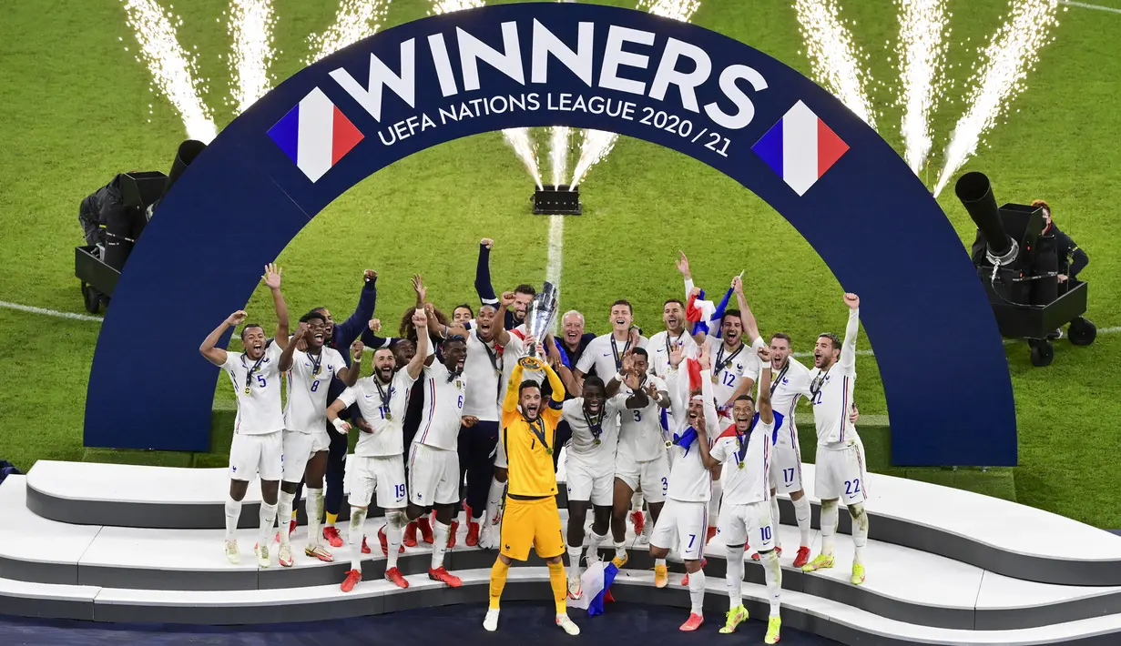 Prancis berhasil merebut gelar juara UEFA National 2021 setelah mengalahkan Spanyol di babak final. Sempat tertinggal terlebih dahulu, Les Bleus sukses melakukan come back manis yang berujung kemenangan. (AP/Pool/Miguel Medina)