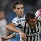 Striker Juventus, Mario Mandzukic (kanan) berebut bola dengan pemain Lazio, Lucas Biglia, dalam final Piala Super Italia 2015 di Stadion Shanghai, Tiongkok. Sabtu (8/8/2015). (Reuters/Aly Song)