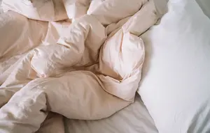 Mengatasi Bed Cover yang Cepat Bau Apek, 7 Cara Ilmiah Terbukti Jaga Kesegaran Kamar Tidur