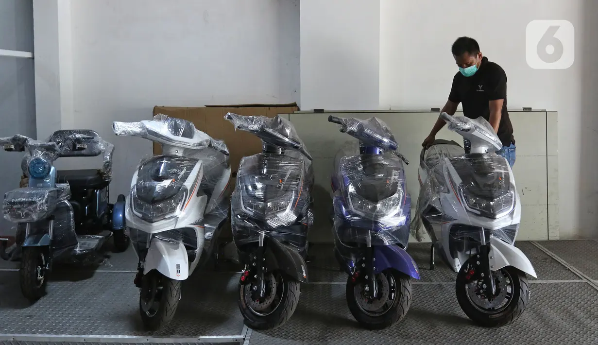 Teknisi merapikan kendaraan listrik di Jakarta, Rabu (24/11/2021). Pemerintah terus menggencarkan penggunaan kendaraan listrik untuk menekan emisi karbon di Indonesia. (Liputan6.com/Herman Zakharia)