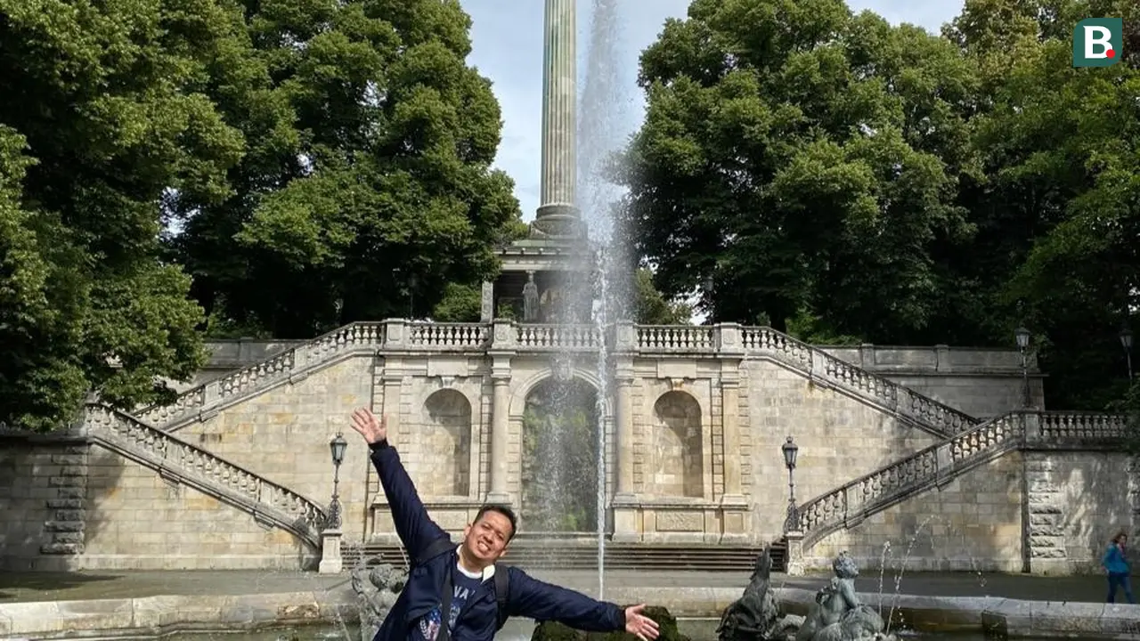 Bola.com di depan Friedensengel, atau Monumen Malaikat Perdamaian