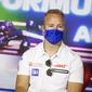 Nikita Mazepin, mantan pembalap Haas yang dicoret dari balapan Formula 1 akibat invasi Rusia terhadap Ukraina. (Antonin Vincent / AFP)