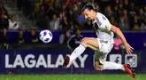 Pemain LA Galaxy, Zlatan Ibrahimovic berusaha mencetak gol ke gawang New Yorks Red Bulls pada laga lanjutan Major League Soccer di Carson, California, 28 April 2018. Ibrahimovic didatangkan LA Galaxy pada tahun 2018. Setahun di Los Angeles, ia tercatat telah mencetak 53 gol dari 58 pertandingan. (AFP/Frederic J. Brown)