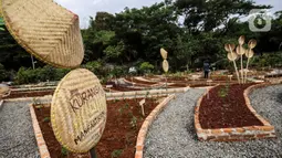 Pekerja menyiram tanaman di kawasan Agro Edukasi Wisata Ragunan, Jakarta Selatan,  Selasa (15/12/2020). Agro Edukasi Wisata Ragunan rencananya akan dibuka untuk umum hari ini, Selasa 15 Desember 2020. (Liputan6.com/Johan Tallo)