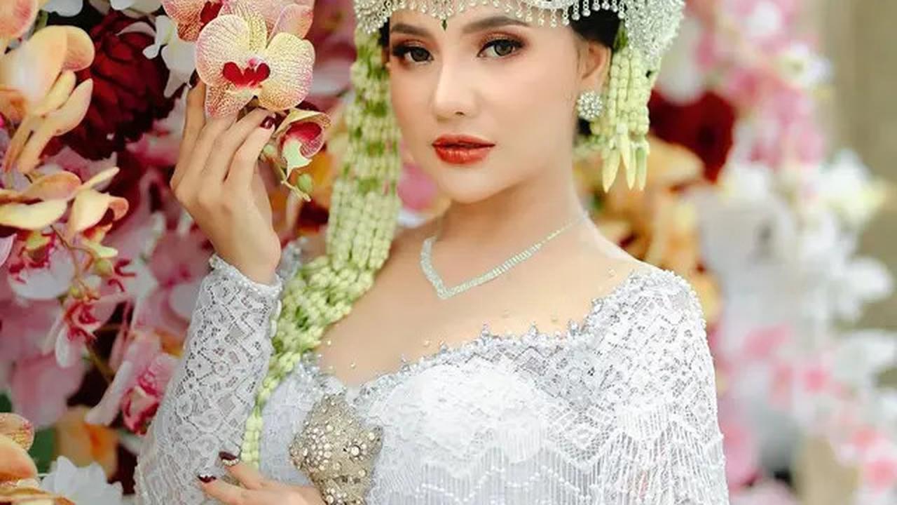 7 Potret Penyanyi Lala Widy Pakai Gaun Pengantin Adat Sunda, Tampil Anggun