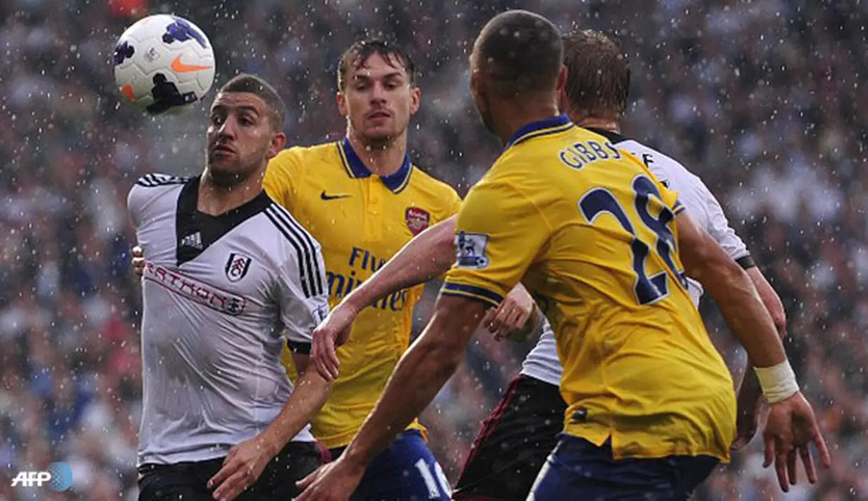 Adel Taarabt berusaha melewati hadangan pemain arsenal pada pertandingan Liga Inggris antara Fulham melawan Arsenal di Stadion Craven Cottage, London Sabtu 24 Agustus 2013. (AFP/Carl Court)