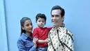 Saking sibuknya syuting, Atalarik Syah dan Tsania Marwa sempat mendapat komplain dari anak-anaknya. Apalagi Atalarik saat ini bermain dalam dua sinetron yang kejar tayang. (Deki Prayoga/Bintang.com)
