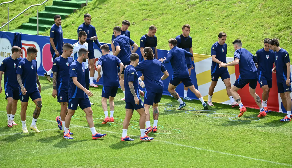 Meski berpeluang masuk 16 besar sebagai tim peringkat ketiga terbaik, posisi Gli Azzurri jelas lebih aman dibandingkan Kroasia.  (Alberto PIZZOLI/AFP)