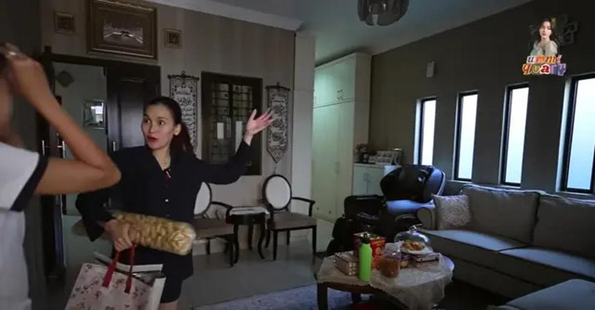 Tinggal di Gang Sempit, Intip Foto Ruang Tamu Sederhana Rumah Ayu Ting Ting