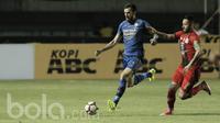 Bek Persib, Vladimir Vujovic, berebut bola dengan striker Persiba, Marlon Da Silva Moura pada laga lanjutan liga 1 Indonesia di Stadion GBLA, Bandung, Minggu (11/06/2017). Skor 0-0 di babak pertama (Bola.com/M Iqbal Ichsan)