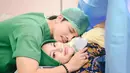 Momen Aurel Hermansyah melahirkan didampingi Atta Halilintar. [Foto: Instagram/attahalilintar]