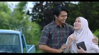 Deva Mahenra dan Dewi Yull di salah satu adegan film Cinta Laki-Laki Biasa. (Starvision)