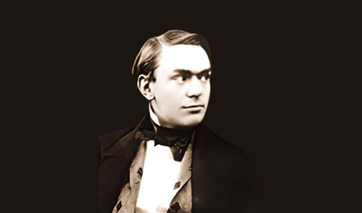 Meskipun ketika kecil ia hidup dalam keterbatasan ekonomi, tetapi keluarganya berusaha untuk membangun bisnis yang akhirnya dapat membantu Alfred bersekolah dan melanjutkan pendidikannya.&nbsp;