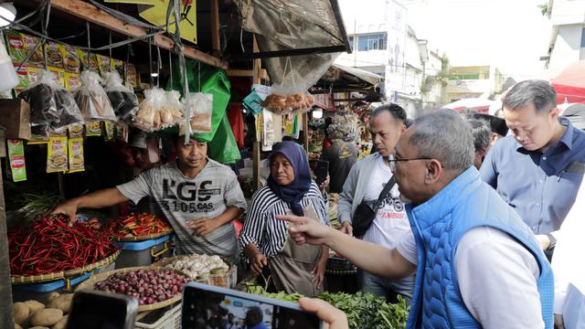 Menteri Perdagangan Zulkifli Hasan saat meninjau ke Pasar Pasir Gintung, Bandar Lampung, Provinsi Lampung pada hari ini, Sabtu (7/1)/2023).