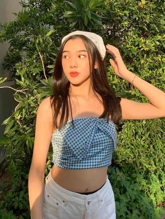 Kenakan crop top biru dengan motif kotak-kotak dan dipadukan dengan bawahan berwarna putih, gaya berpakaian artis yang akrab disapa Gaby ini membuatnya terlihat cantik dan imut. Rambut yang digerai kemudian ditambah dengan aksesori rambut, pesona bintang sinetron Magic in Love ini bikin pangling. (Liputan6.com/IG/@gabriellaekaputri)