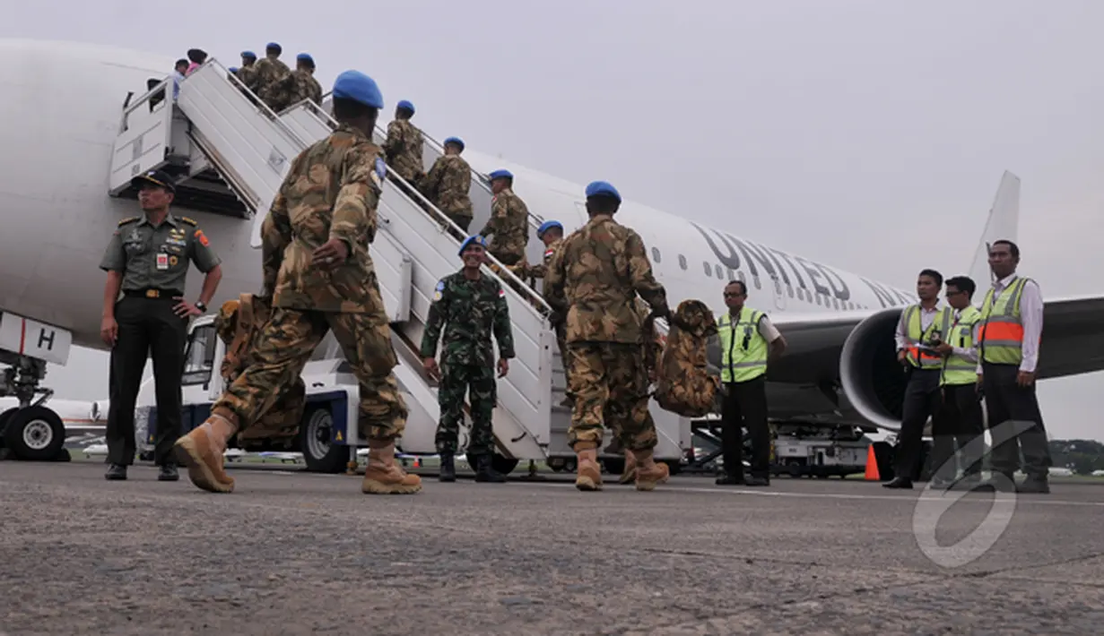 Para prajurit TNI yang tergabung dalam pasukan perdamaian menaiki pesawat PBB. TNI mengirimkan personel sebanyak 800 prajurit untuk ditempatkan di daerah konflik Darfur, Jakarta, Jumat (20/2/2015).(Liputan6.com/Johan Tallo)
