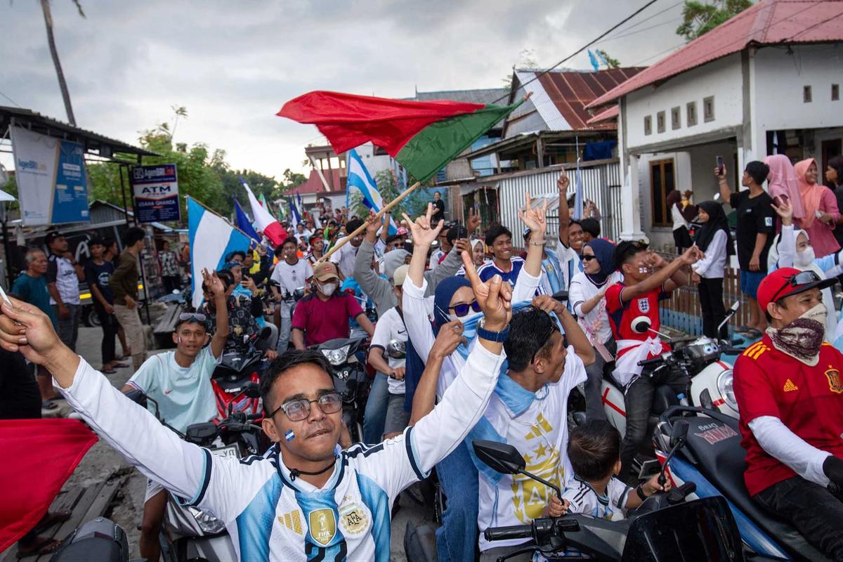 FOTO: Ratusan Warga Gelar Konvoi Sambut Piala Dunia 2026 k
