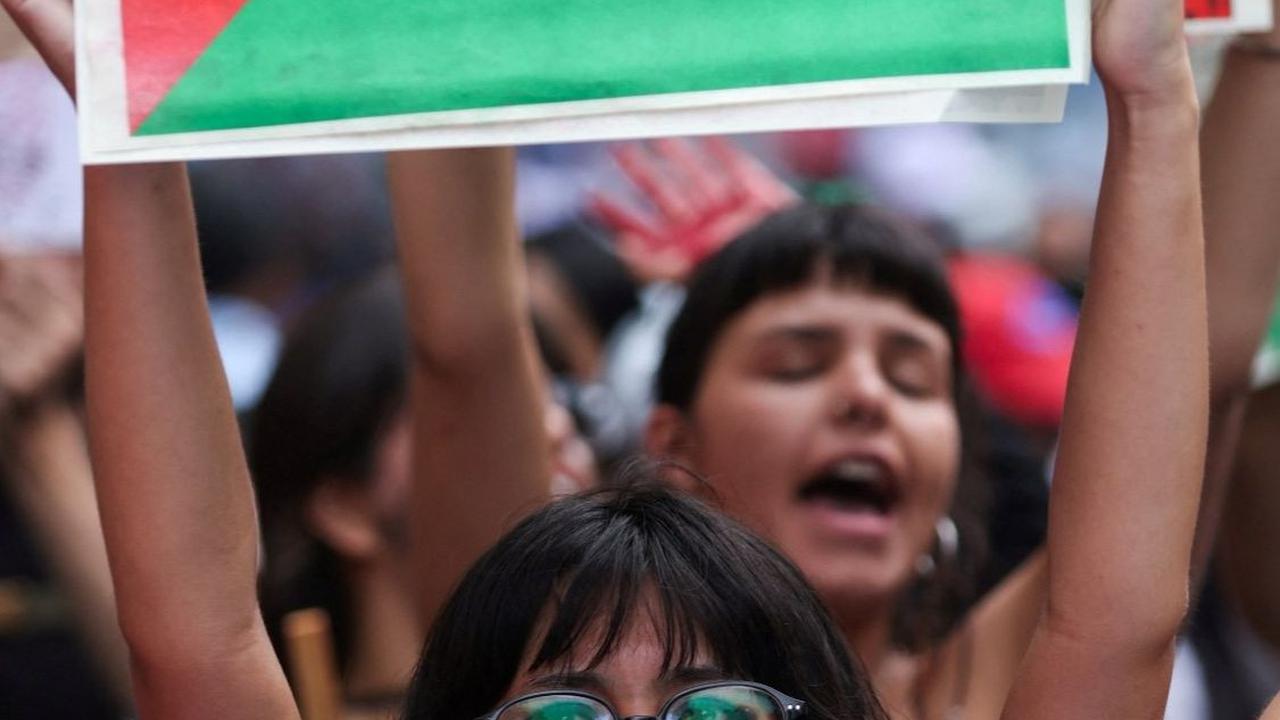 Aksi ini dilakukan untuk mendukung warga Palestina di Gaza dan mengutuk serangan udara Israel di kota Rafah, Jalur Gaza selatan. Foto: Reuters
