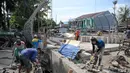 Pekerja menyelesaikan pembangunan revitalisasi Jembatan Cibubur, Jakarta, Senin (24/10/2022). Jembatan Cibubur yang saat ini sedang direvitalisasi, akan dilengkapi akses untuk pejalan kaki. Jembatan Cibubur yang menghubungkan Pasar Rebo dan Ciracas itu akan ditinggikan guna menghindari genangan ketika permukaan Kali Cipinang meninggi dan ditargetkan selesai pada bulan November 2022. (Liputan6.com/Faizal Fanani)