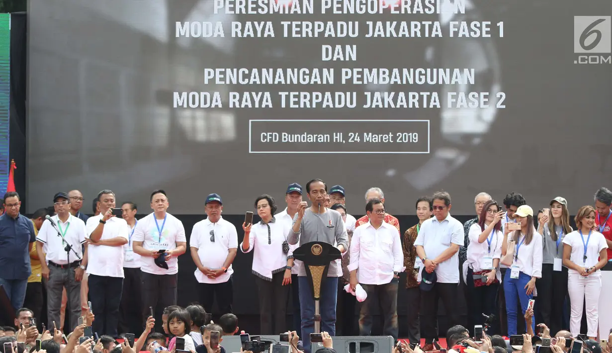 Presiden Joko Widodo (tengah) memberi sambutan peresmian pengoperasian Moda Raya Terpadu Jakarta fase 1 di kawasan Bundaran HI, Jakarta, Minggu (24/3). Acara ini sekaligus pencanangan pembangunan Moda Raya Terpadu Jakarta fase 2. (Liputan6.com/Helmi Fithriansyah)