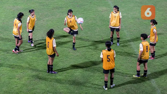 Foto: Kesibukan Coach Satoru Mochizuki saat Pimpin Langsung Latihan Timnas Indonesia Putri U-17