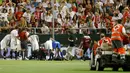Kejadian serupa pernah dialami oleh Antonio Puerta ketika dirinya tiba-tiba terjatuh tak sadarkan diri ketika berlangsungnya pertandingan antara Sevilla melawan Getafe, La Liga musim 2007/2008. Nahas ia menghembuskan dua hari setelah dirawat di rumah sakit. (Foto: AFP/Cristina Quicler)