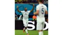 Pemain depan Timnas Inggris, Daniel Sturridge (kiri) merayakan golnya ke gawang Italia (Italia) saat berlaga di babak penyisihan Piala Dunia 2014 Grup D di Amazonia Arena, Manaus, Brasil, (15/6/2014). (AFP PHOTO/Ben Stansall)