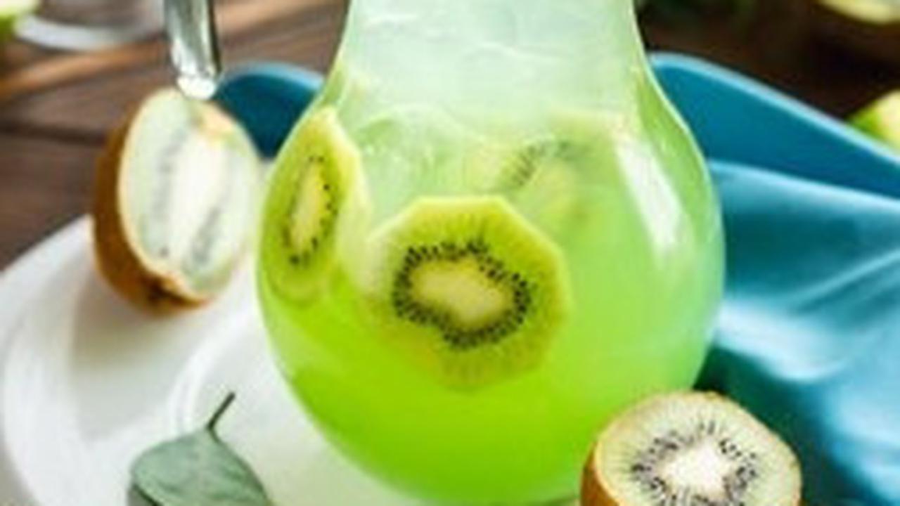 Potong kecil-kecil 1 buah apel, setengah buah kiwi, dan seperempat buah semangka, lalu campurkan ke dalam satu botol air mineral. Biarkan meresap dalam kulkas semalaman sebelum dinikmati.