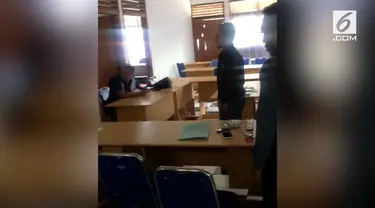 Ketua panwaslu Garut ditangkap dalam sebuah operasi tangkap tangan.