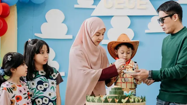 8 Gaya Kompak Natasha Rizky dan Desta di Syukuran Khitanan Anak Bungsunya Meski Tak Pakai Outfit Serupa