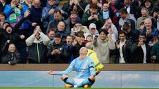 Pemain Manchester City, Erling Haaland, melakukan selebrasi setelah mencetak gol ke gawang Manchester United pada laga pekan ke-4 Premier League 2025/2026 di Etihad Stadium, Minggu (14/9/2025) malam WIB. (AP Photo/Dave Thompson)