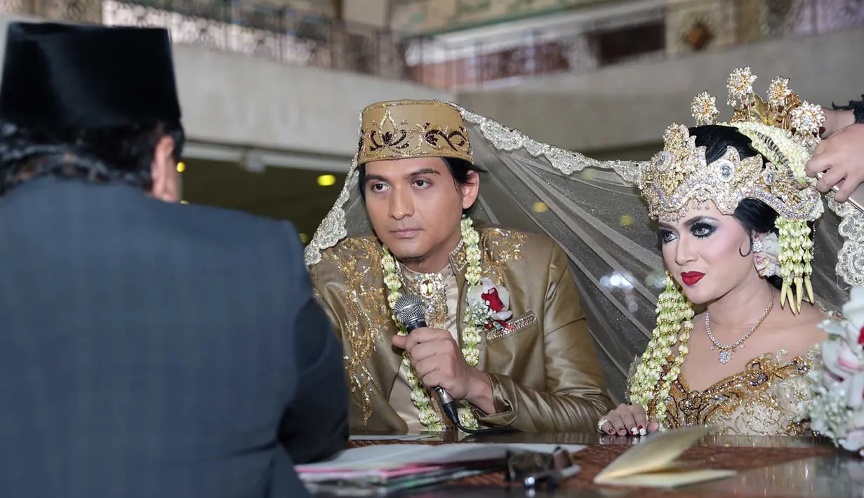 "Alhamdulillah saya dan Tiara setelah bada zuhur resmi menikah. Saya bersyukur pada Allah, kerabat, dan saudara semua mendukung," kata Lucky usai akad nikah. (Deki Prayoga/Bintang.com)