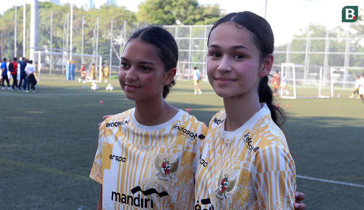 Pemain keturunan, Noa Leatomu (kanan) dan Estella Loupatty berfoto bersama setelah ikut berlatih di Lapangan ABC, Senayan, Jakarta, Rabu (26/06/2024). (Bola.com/M Iqbal Ichsan)