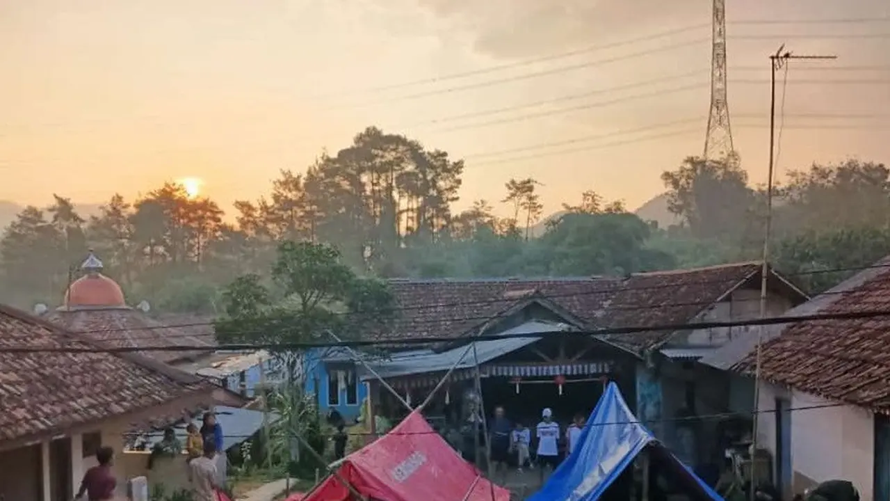 sejumlah warga di Kabupaten Bogor memilih tinggal di tenda darurat, yang terbuat dari terpal.